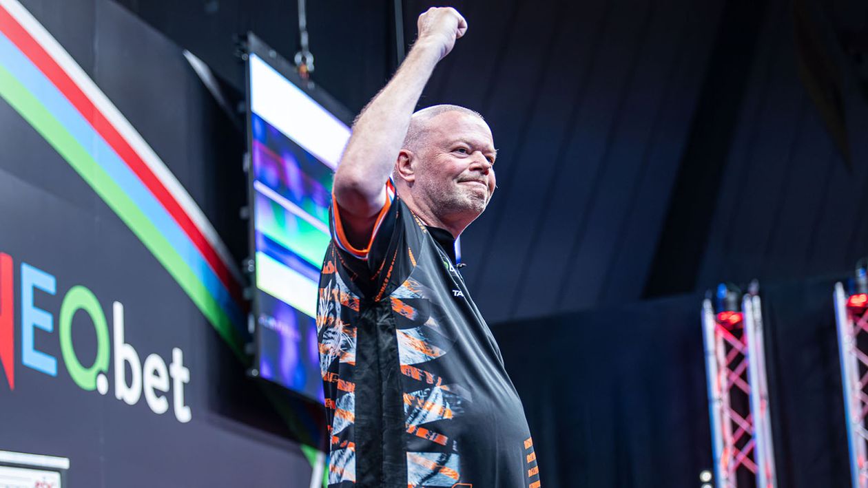 Luke Humphries stunned by Raymond van Barneveld at the European Open