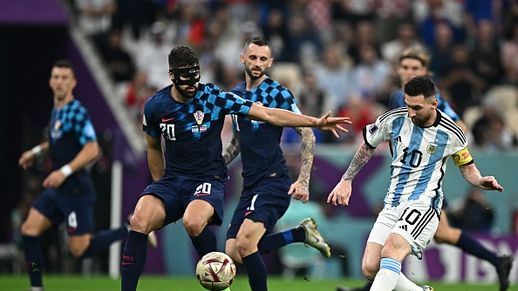 Gvardiol battles with Lionel Messi in the World Cup semi-final