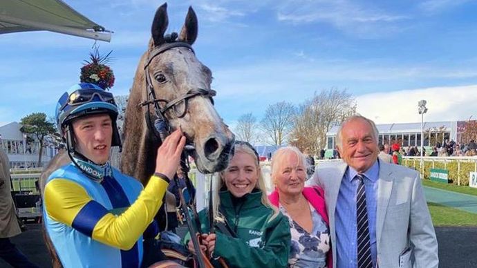 Gentleman At Arms at Aintree with from L-R Ciaran Gethings, Harriet Edmunds, Diana Gardiner & Barry Iseton