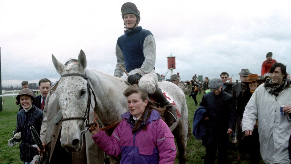 Desert Orchid returns in triumph in 1990