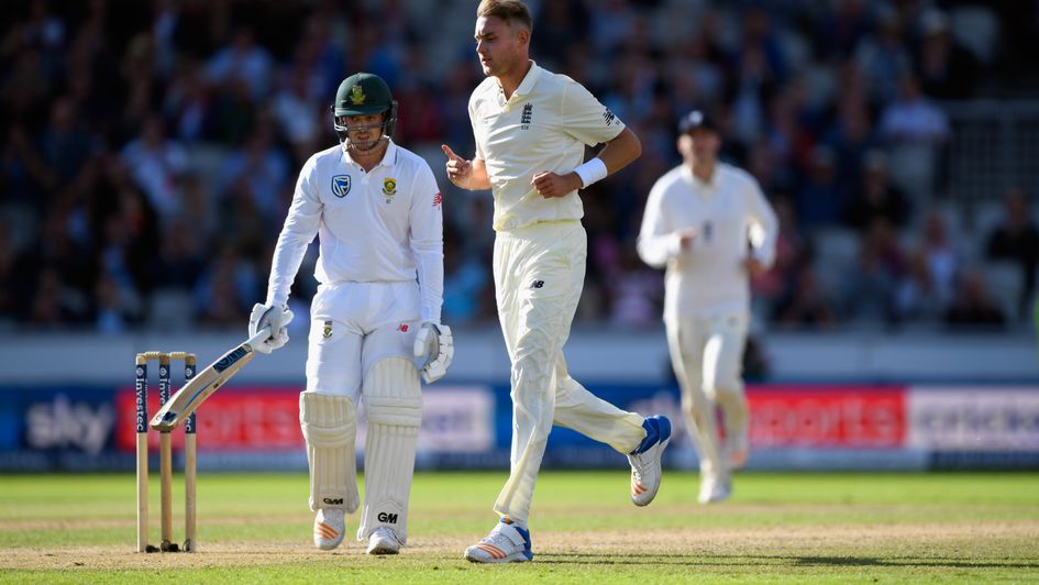 Stuart Broad removes Quinton de Kock