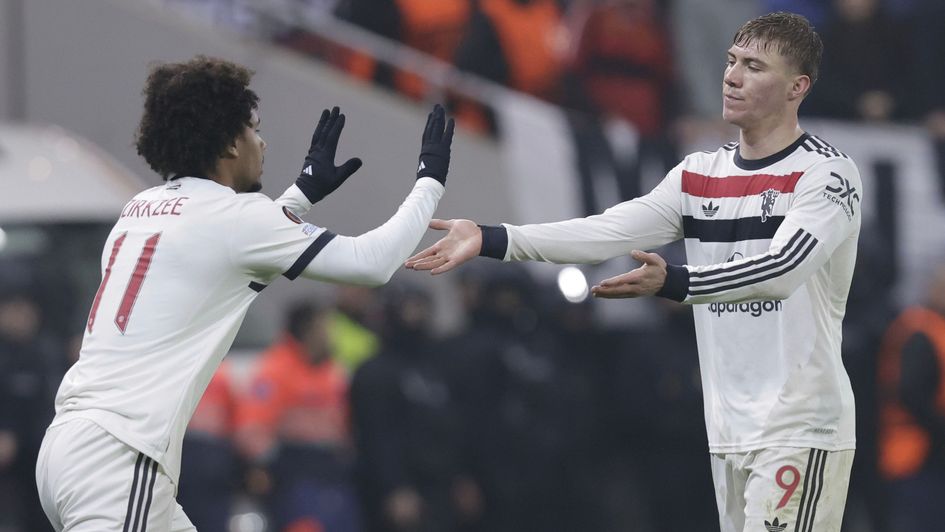 Manchester United's Joshua Zirkzee (L) and Rasmus Hojlund