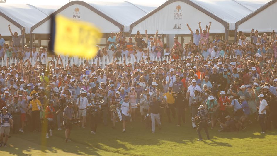 Huge crowds follow Phil Mickelson down the final hole