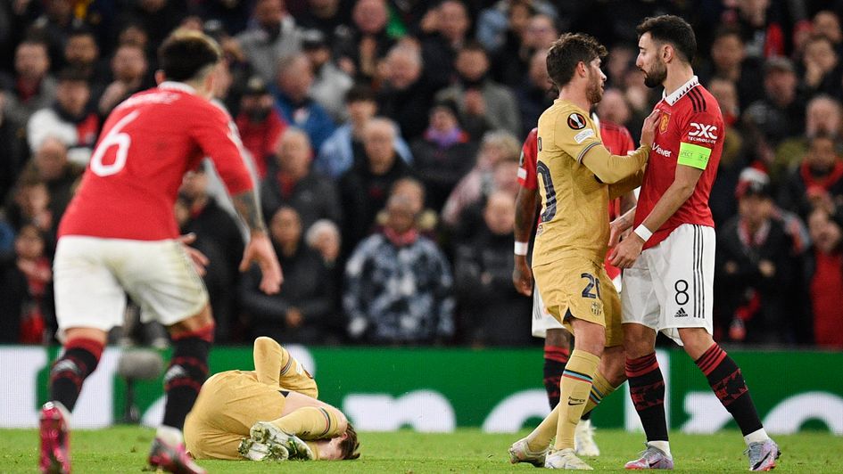 Bruno Fernandes clashes with Barcelona players