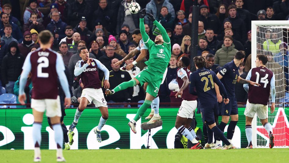 Diego Carlos fouls Michele Di Gregorio