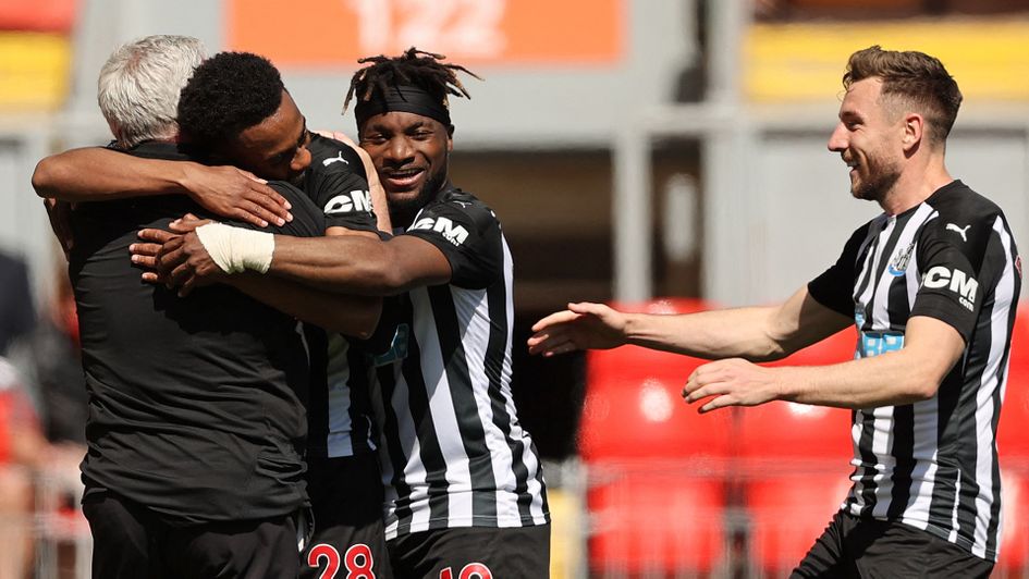 Joe Willock celebrates with Steve Bruce after scoring against Liverpool