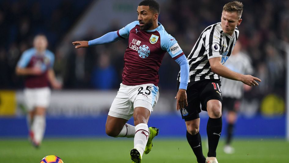 Aaron Lennon has undergone knee surgery