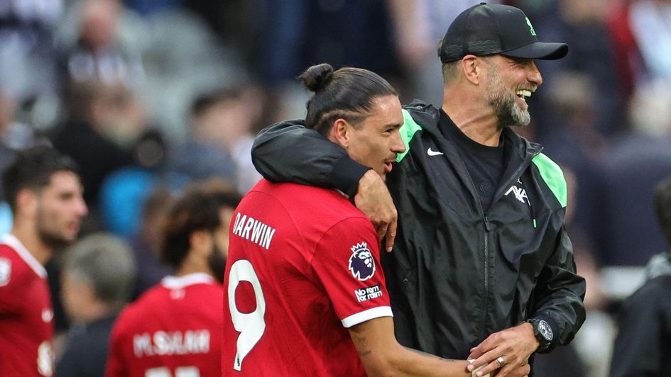 Liverpool boss Jürgen Klopp embraces Darwin Núñez