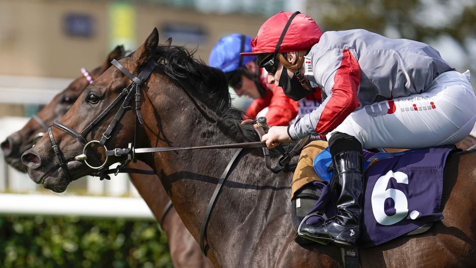 Ubettabelieveit (nearside) wins the Flying Childers