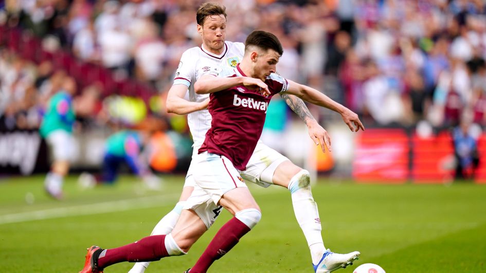 Wout Weghorst and Declan Rice battle for the ball