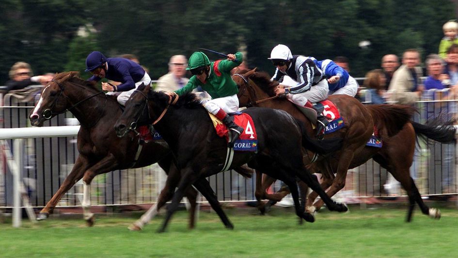 Giant's Causeway (blue) beats Kalanisi in an Eclipse thriller