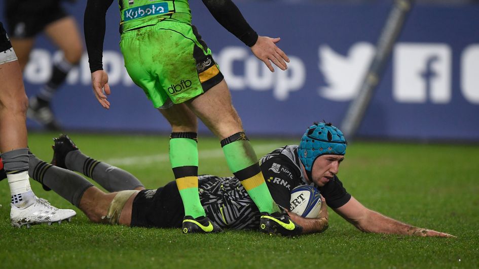 Justin Tipuric crosses over for Ospreys