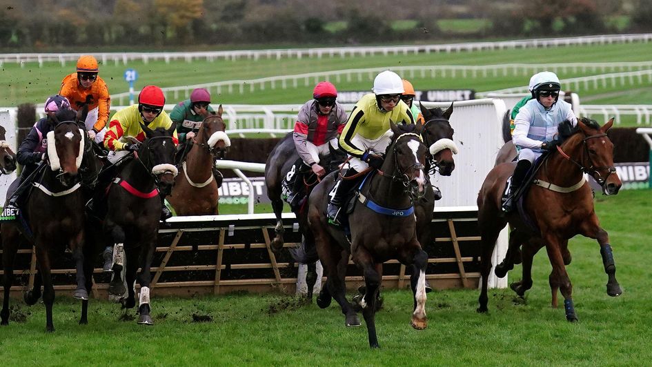 Burdett Road (yellow, black and white silks) en route to Greatwood glory