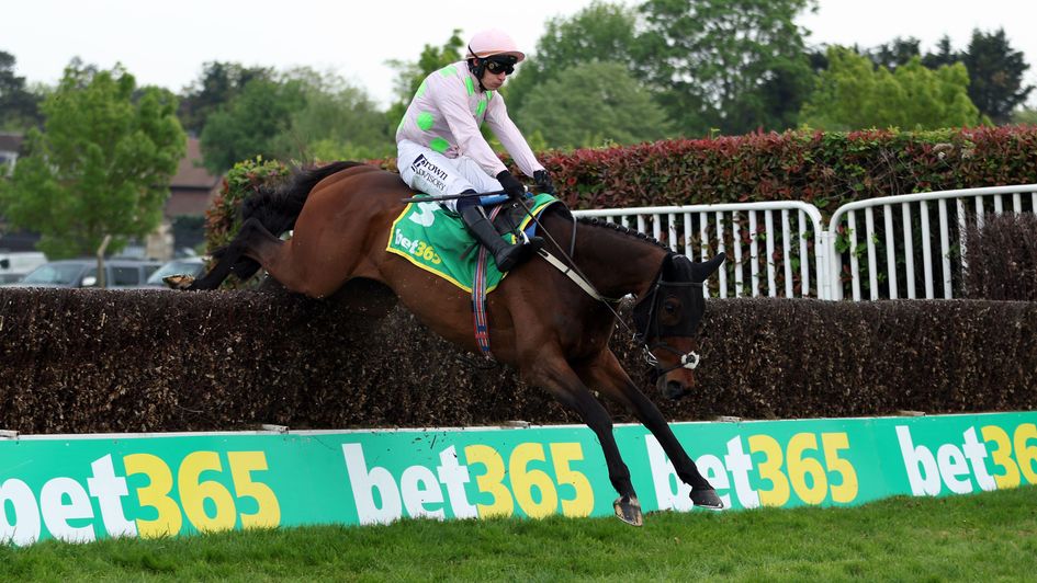 Gaelic Warrior winning at Sandown