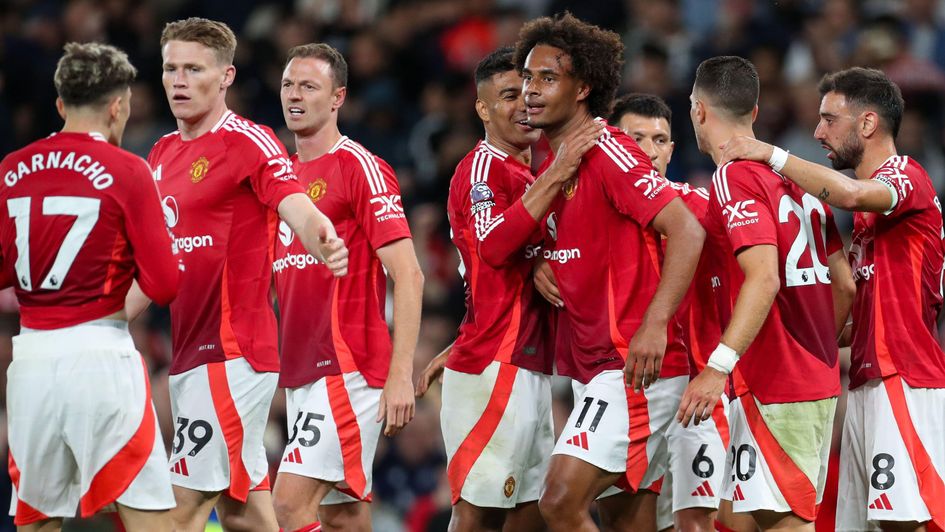 Manchester United celebrate Joshua Zirkzee's goal