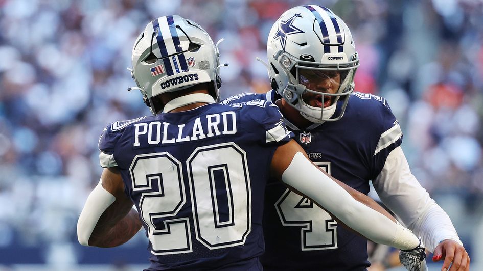 Tony Pollard celebrates a touchdown with Dak Prescott