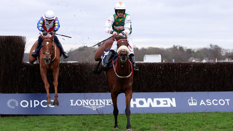 Here Comes Georgie, ridden by Lee Edwards (right)