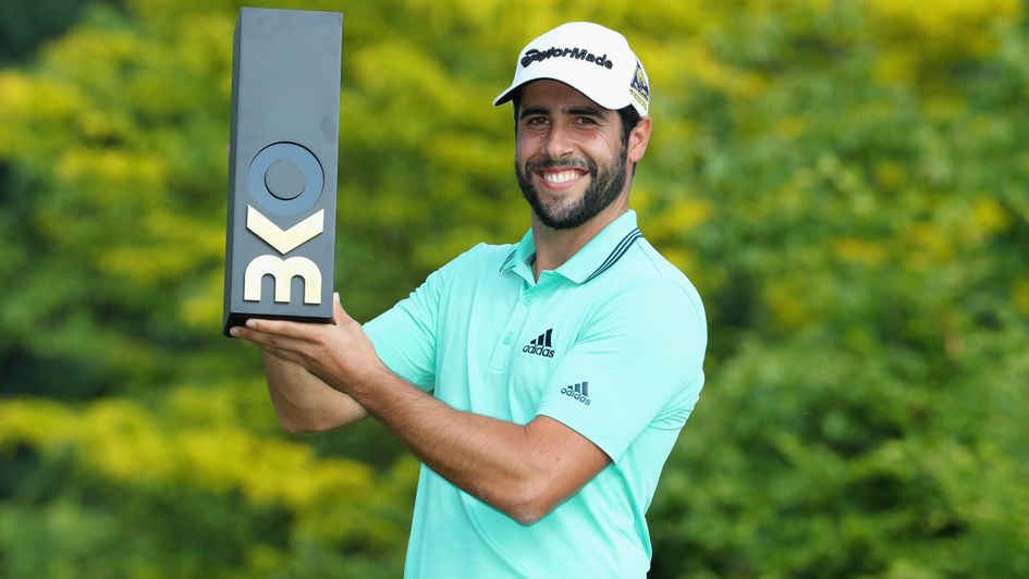 Adrian Otaegui with the Belgian Knockout trophy