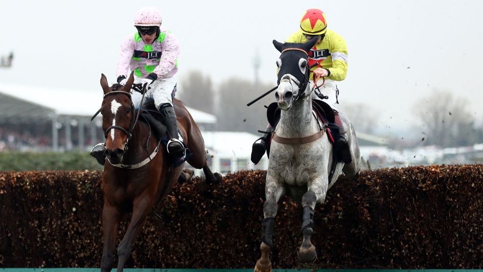 Politologue (right) and Min jumps the last together