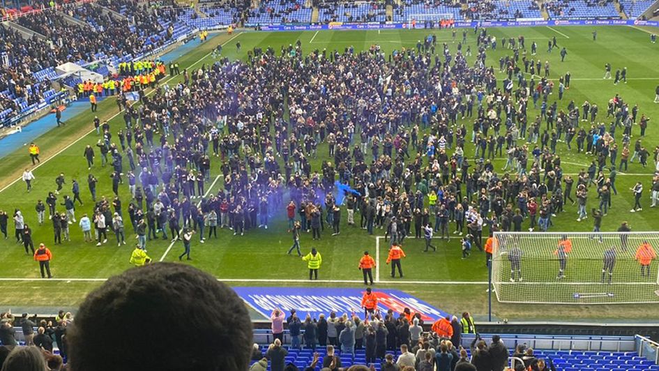 Reading-Port Vale clash halted as home fans refuse to leave pitch