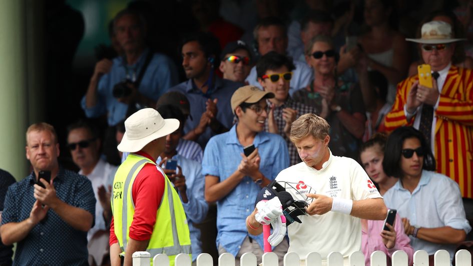 A standing ovation for Joe Root as he resumes his innings