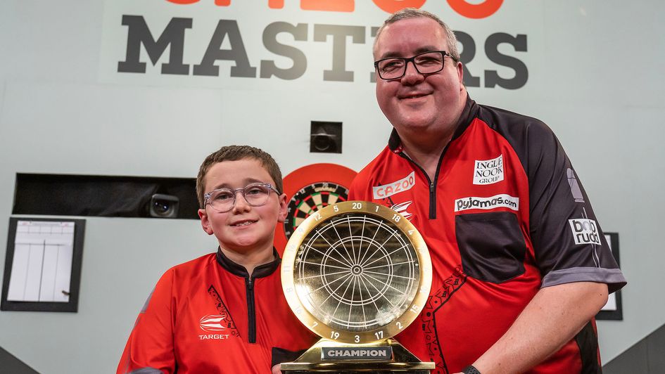 Stephen Bunting celebrates with his son (Picture: Taylor Lanning/PDC)