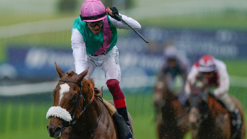 Chaldean and Frankie Dettori win the QIPCO 2000 Guineas