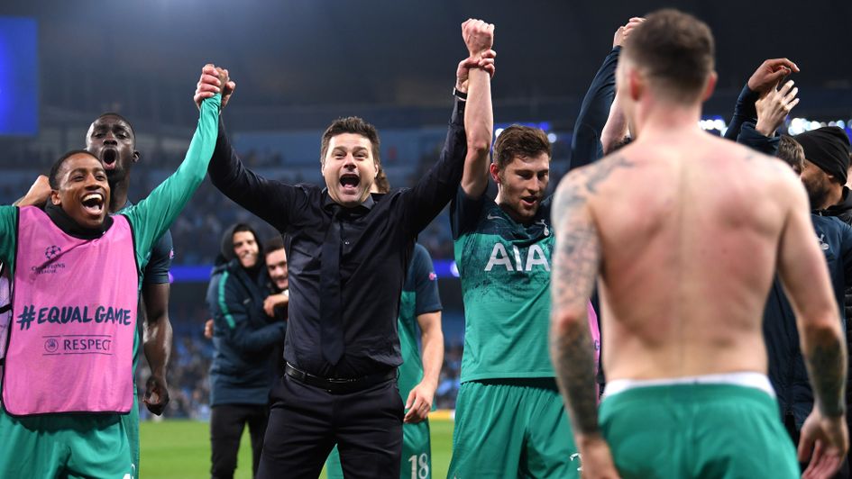 Mauricio Pochettino celebrates with the Spurs players