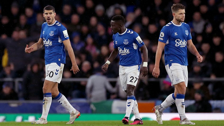 Everton players react after a Southampton goal