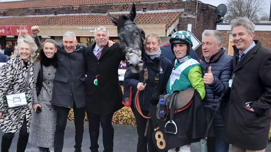 No Drama This End pictured with winning connections