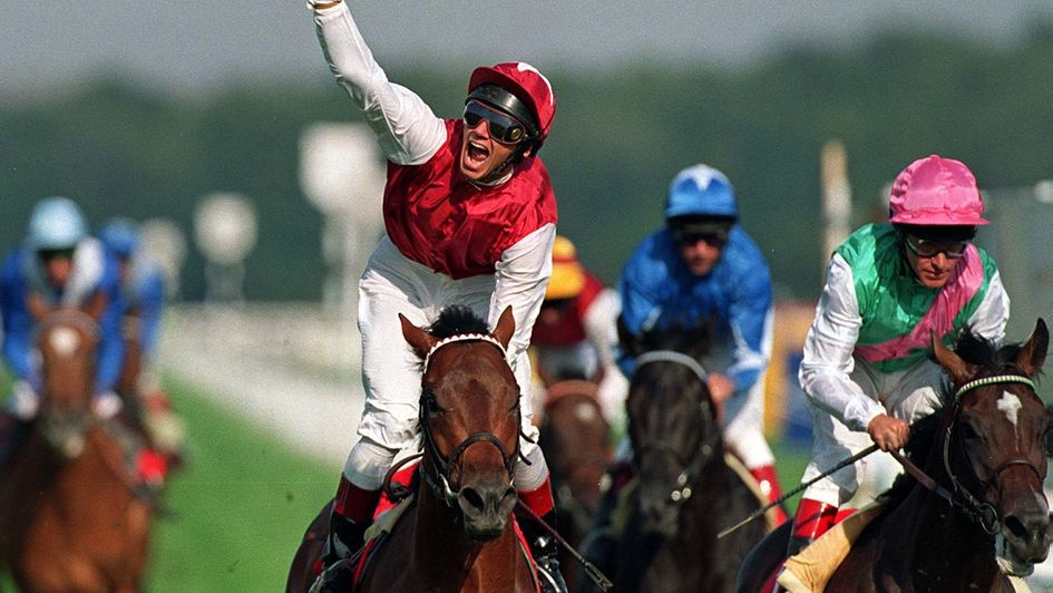 Shantou and Frankie Dettori win the St Leger