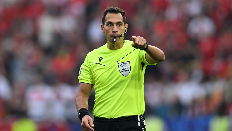 Referee Facundo Tello