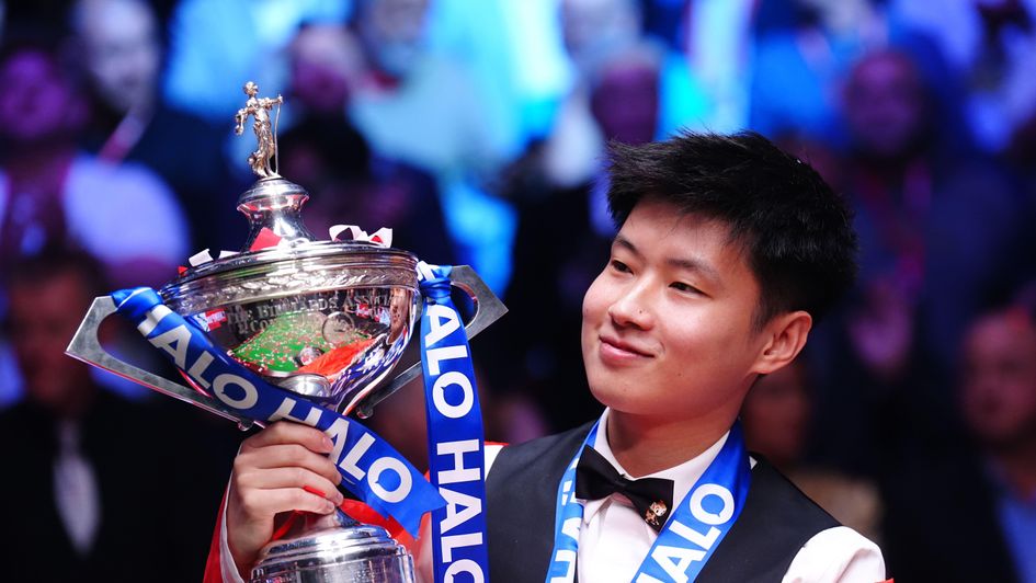 Zhao Xintong with the World Championship trophy