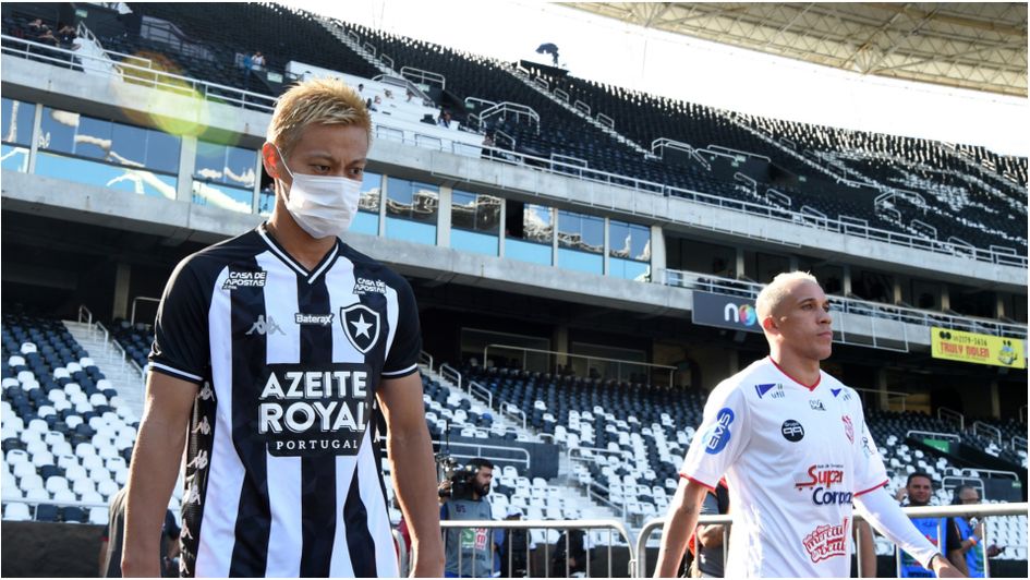 Keisuke Honda of Botafogo wearing a mask for a game