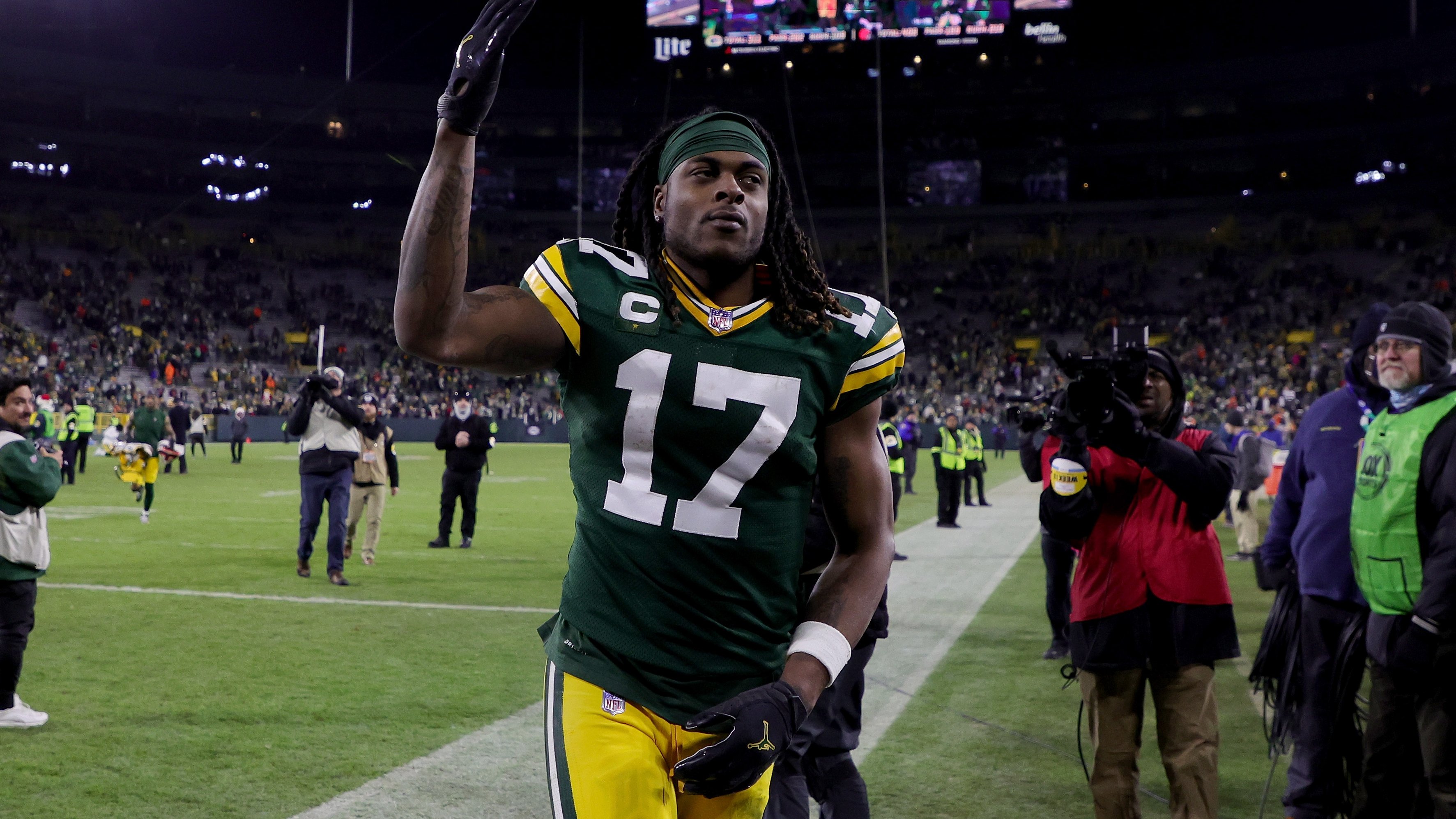 Packers trade star receiver Davante Adams to the Raiders