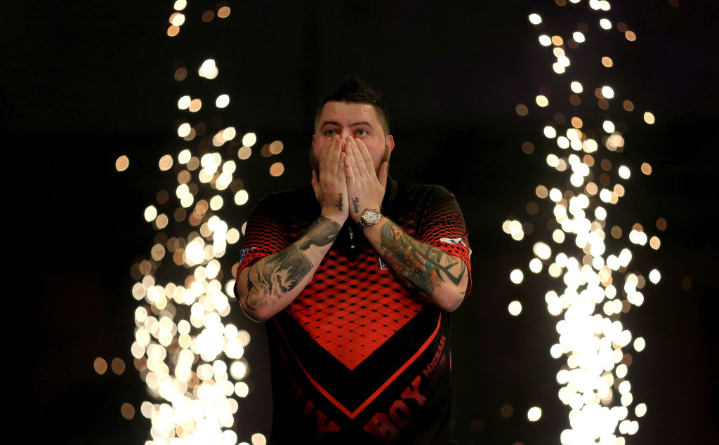 Michael Smith bat Johnny Clayton 4-3.  Gary Anderson se mobilise pour battre Ian White;  Callan Reeds, la star de l’époque