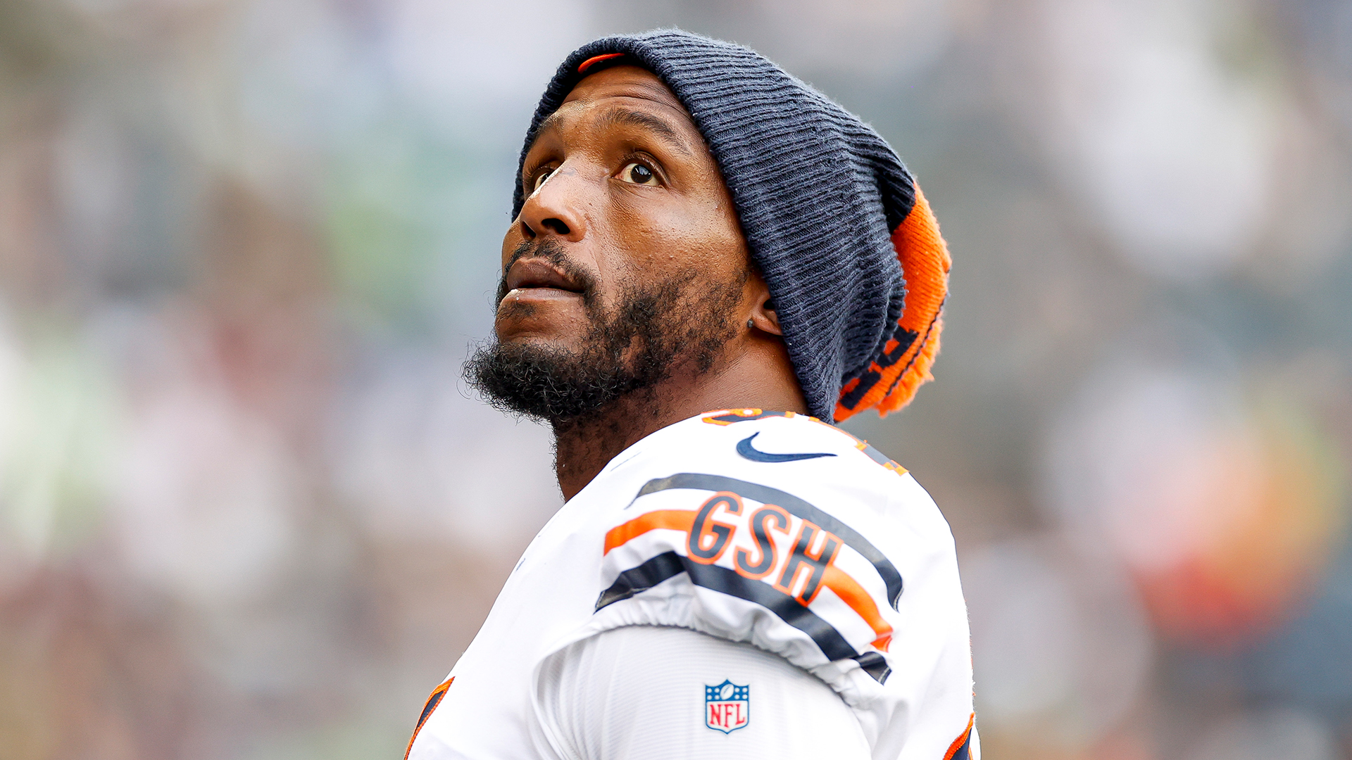 Undefeated Philadelphia Eagles acquire pass rusher Robert Quinn