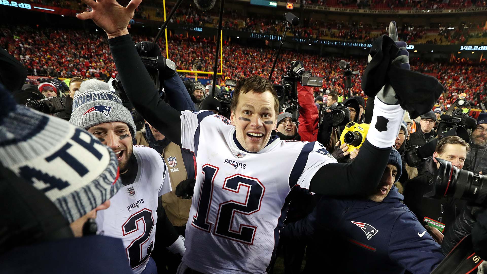 Tom Brady leads Patriots to third straight Super Bowl with 37-31 overtime  win over Chiefs - Los Angeles Times